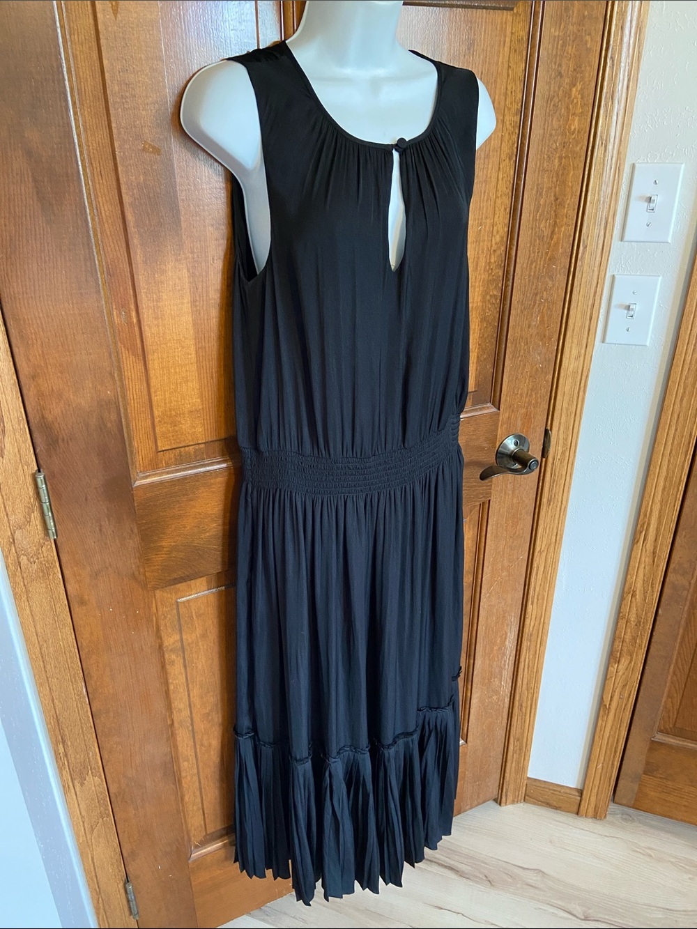 Evereve Sleeveless Black Flowy Dress Button Peep hole Size Large - Picture 3 of 12